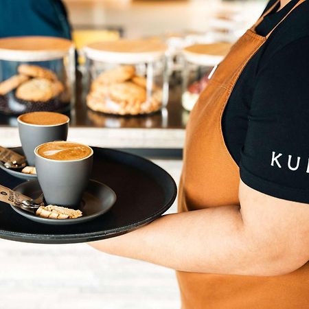 Pullman Auckland Airport Hotel Luaran gambar A server holding a tray of coffee