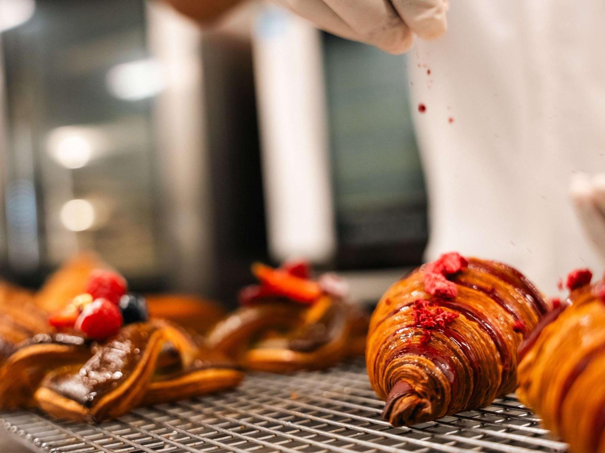 Pullman Auckland Airport Hotel Luaran gambar Croissants being dusted with powdered sugar