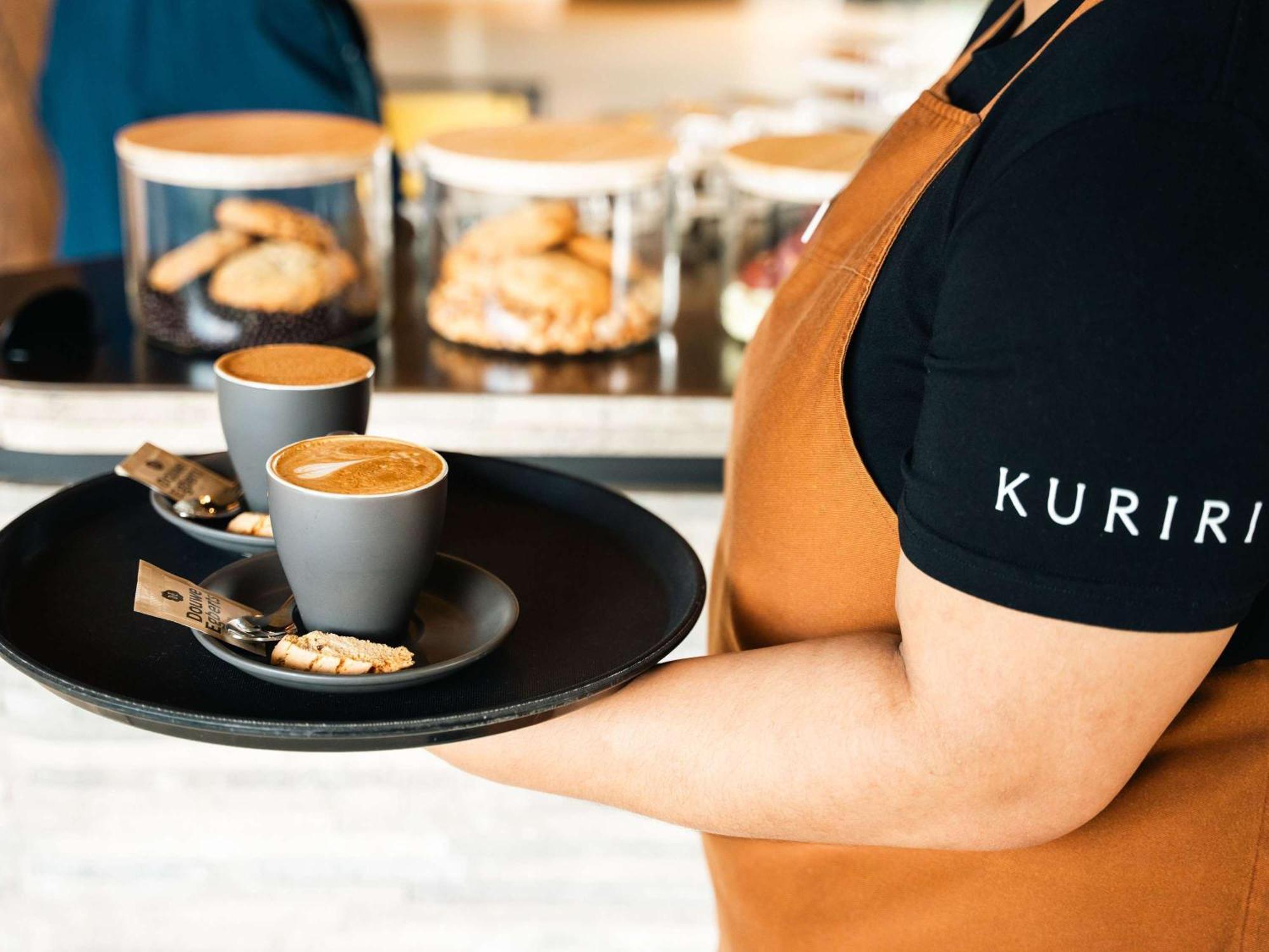 Pullman Auckland Airport Hotel Luaran gambar A server holding a tray of coffee